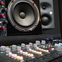 Top Head Recording Studio - API CONSOLE