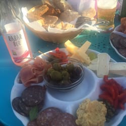 Syd-Øst for Paradis - Lækker tapas med pølser og serranoskinke fra Hallegaard. Der er rigeligt til 1 person og 2 personer kan sagtens dele.