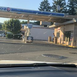 ARCO - Gas station attendant out scowling at me