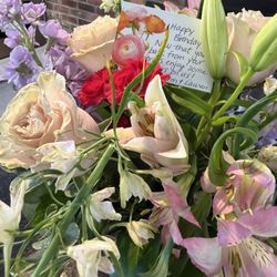 Post Road Flowers - Broken stem. 3 pale roses with yellow tips (vs 6 in photo); basic arrangement