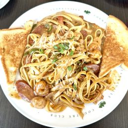 Bayou Cajun Pasta Alfredo with Toast Bayou Cajun Pasta Alfredo with Toast
