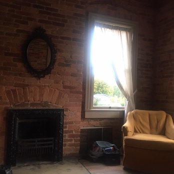 Hanna House Bed and Breakfast - Corner bedroom, non-functional fireplace - Bed & Breakfast Near Me - Confluence, Pennsylvania Hanna House Bed and Breakfast - Corner bedroom, non-functional fireplace - Bed & Breakfast Near Me - Confluence, Pennsylvania