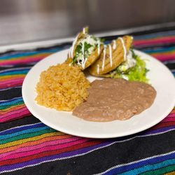 La Cocina De Doña Maggie - Combinación de gorditas con arroz y frijol