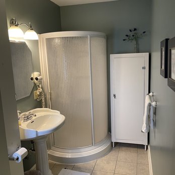 The White House Inn - Bathroom - Bed & Breakfast Near Me - Cooperstown, New York The White House Inn - Bathroom - Bed & Breakfast Near Me - Cooperstown, New York