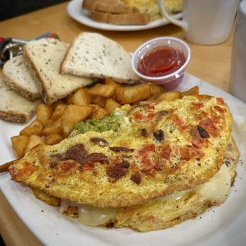 Golden Rye Grille - Avocado and cheese omelette with toast - American Near Me - New Middletown, Ohio