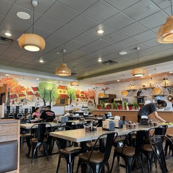 Ghien Bun Bo - Inside cute decor and lots of seating - Noodles Near Me - Westminster, California Ghien Bun Bo - Inside cute decor and lots of seating - Noodles Near Me - Westminster, California