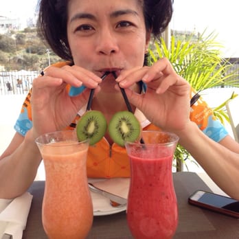 Louisiana - Hey!  Thats my smoothie she is drinking! - Portuguese Near Me - Albufeira, 08