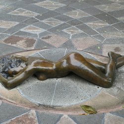 Jardín del Arte - escultura al centro del jardín