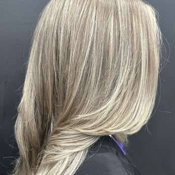 Smith and Morgan Salon - Cool natural highlights - Hair Salons Near Me - Brooklyn, New York Smith and Morgan Salon - Cool natural highlights - Hair Salons Near Me - Brooklyn, New York