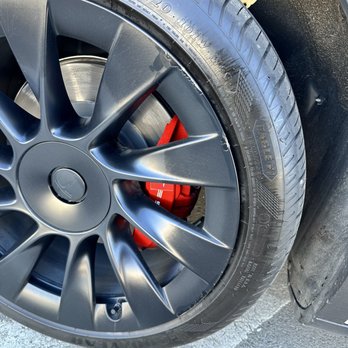 Pit Stop Wheel Repair - Before - Wheel & Rim Repair Near Me - Los Angeles, California