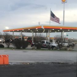 Car-Mac's Mini-Mart & Tobacco - Parking