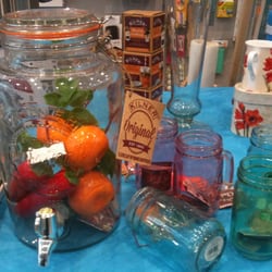 Droguerie Moderne - Fontaine 5 litres et les mugs très vintage