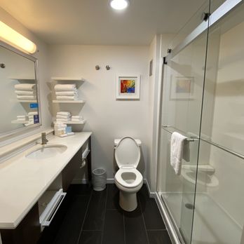 Hampton Inn Seattle-Airport - Bathroom - Hotels Near Me - Seattle, Washington Hampton Inn Seattle-Airport - Bathroom - Hotels Near Me - Seattle, Washington