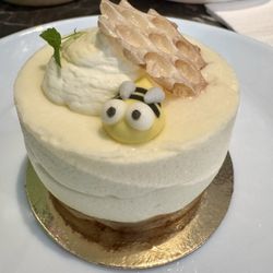 Trandareds Hembageri - Honungsbakelse /. Honey cake Light sponge, cake Bottom, raspberry center and a honey mousse topping.