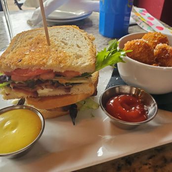 Sasha's - BLT with pommes tots - Wine Bars Near Me - Saint Louis, Missouri Sasha's - BLT with pommes tots - Wine Bars Near Me - Saint Louis, Missouri