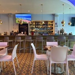 La Tribu BBQ - Barra y comedor