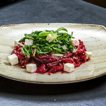 Lowkal - Rote Beete Nudeln mit Spinat und Fetakäse - Cafes Near Me - Berlin, BE