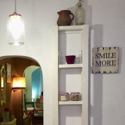 Como en Casa - The "kitchen" with a small window towards the "livingroom" and "bedroom"-decorated dining areas