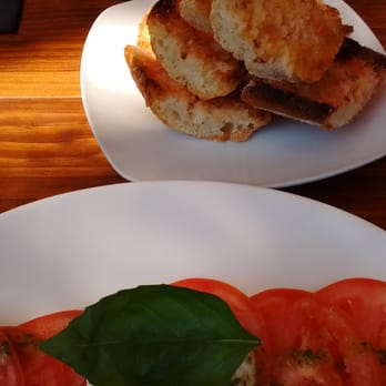 Palets - Ensalada y "pa amb tomàquet" - Tapas Bars Near Me - Barcelona, B Palets - Ensalada y "pa amb tomàquet" - Tapas Bars Near Me - Barcelona, B