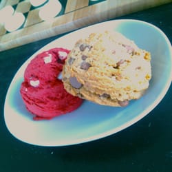 Cookie de red velvet con chispas de chocolate blanco y cookie de chispas de chocolate