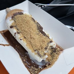 Cheesecake with graham crackers and hot fudge Cheesecake with graham crackers and hot fudge