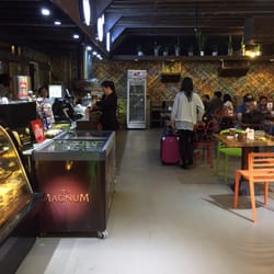 District Food Gourmet - Walking inside