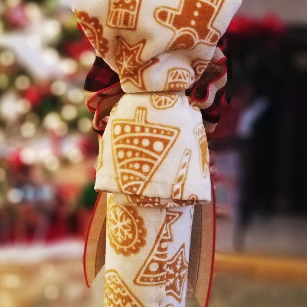 Purchased this cute gingerbread-themed kitchen towel to wrap a wine bottle. This is the back.