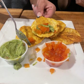 El Peñol 3 - Tostoncitos con guacamole - Colombian Near Me - Brookline, Massachusetts