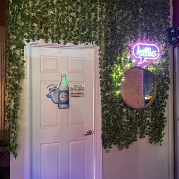Cafe Princess Pig - Bars Near Me - Honolulu, Hawaii