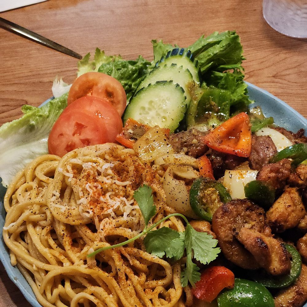 Me’s Kitchen - Lemongrass chicken with garlic noodle - Vietnamese Near Me - Sacramento, California