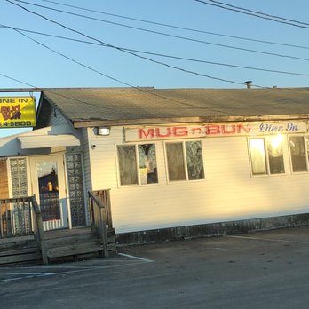 Mug n Bun - You can eat in if you don't want to make a mess in your car. - Hot Dogs Near Me - Speedway, Indiana