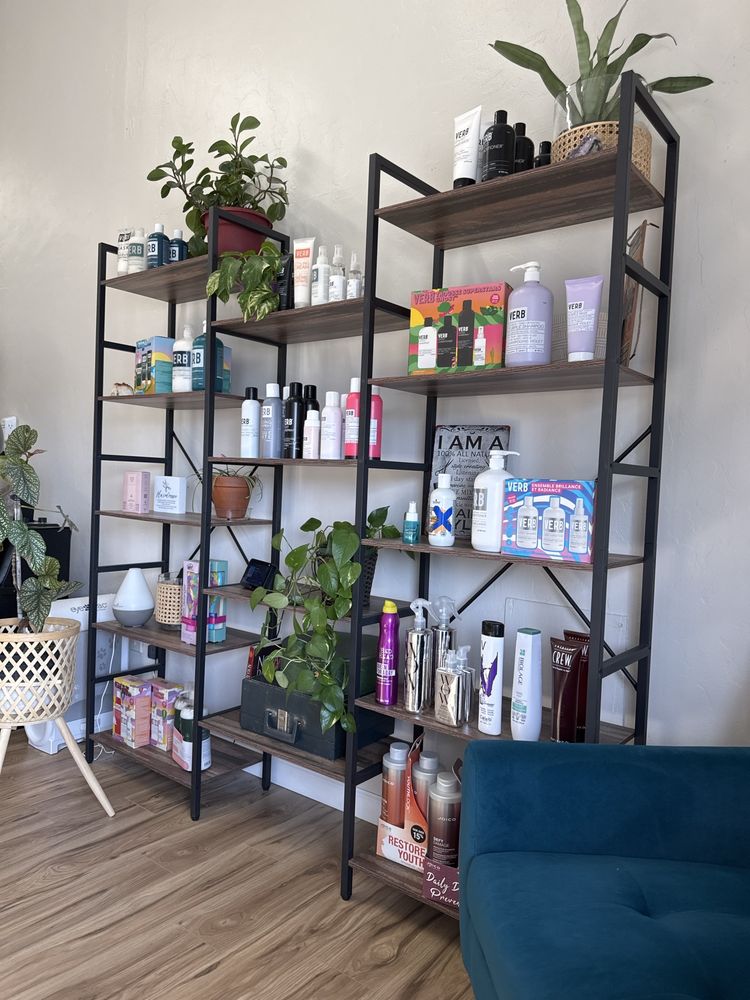 Jen’s Mane Suite Logo