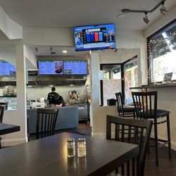 Grape Leaf - Clean dining area