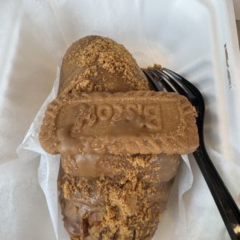 Bakery Museum & Co - Biscoff cream croissant - Cafes Near Me - Fairfax, Virginia