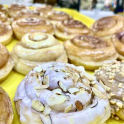 Daylight Donut Shop - Cinnamon roll