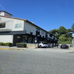 7-Eleven - There's a second parking lot