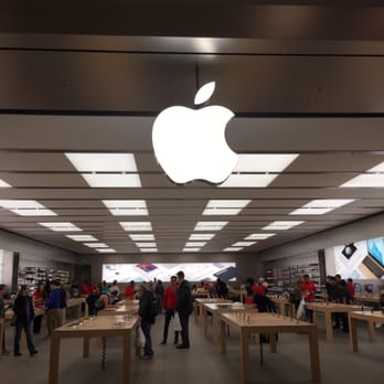 Apple SouthPark - Busy night - Computers Near Me - Charlotte, North Carolina