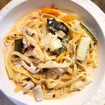 Tiny Pyramid - Spicy fettuccine with chicken - Cafes Near Me - Honolulu, Hawaii