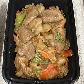 Hom Mali By The Nood Bar - Drunken Noodles with beef - Noodles Near Me - San Diego, California