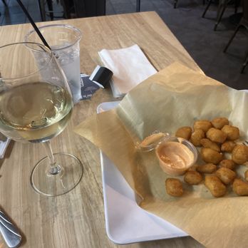Goose Island Brewpub - Pinot Grigio and cheese curds with sriracha mayo - New American Near Me - Chicago, Illinois Goose Island Brewpub - Pinot Grigio and cheese curds with sriracha mayo - New American Near Me - Chicago, Illinois