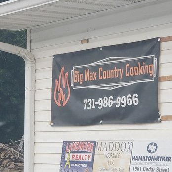 BIG MAX Pit Bar-B-Que - ows the front of the building - Barbeque Near Me - Huntingdon, Tennessee