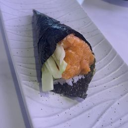Salmon hand roll