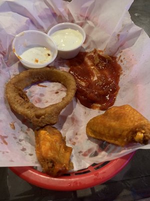 Haywood Lounge Best wings AVL. by null