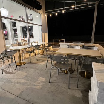 Henri's Bakery & Deli - View of the outdoor patio. 12/21/2022. - Bakeries Near Me - Brookhaven, Georgia