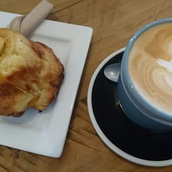 Tulip Espresso & Bakery - Flat white and white chocolate with peach cake