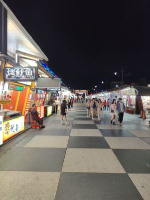 Dongdamen Night Market by null