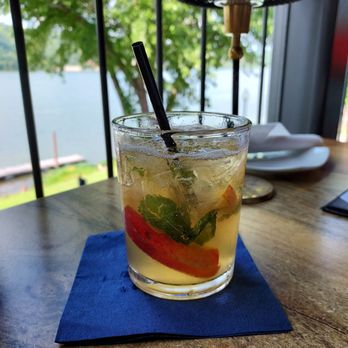 Beehive Augusta Tavern - Peach bourbon drink - American Near Me - Augusta, Kentucky Beehive Augusta Tavern - Peach bourbon drink - American Near Me - Augusta, Kentucky