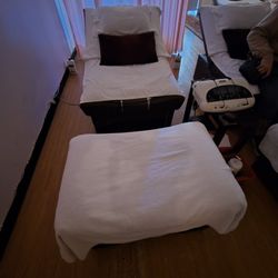 Good Foot Spa - The couch in the first room for foot soak