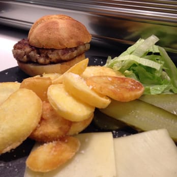 Torrecilla - Increíble mini hamburguesa de pollo y ternera - Spanish Near Me - Logroño, LO
