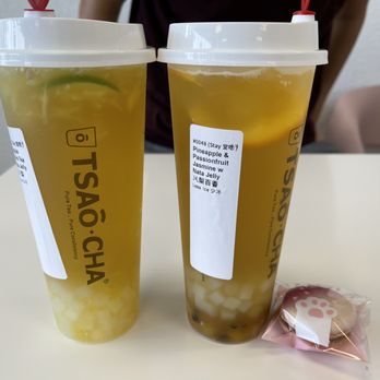 Tsaocaa - Austin - Pineapple Jasmine Tea with Nata Jelly / (left)  Pineapple and Passionfruit Jasmine Tea with Nata Jelly / (right)  Roseflower Macaron / - Bubble Tea Near Me - Austin, Texas